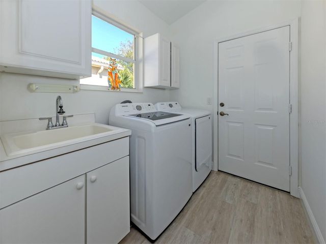 404 PINEWOOD LAKE DRIVE, Venice, FL 34285