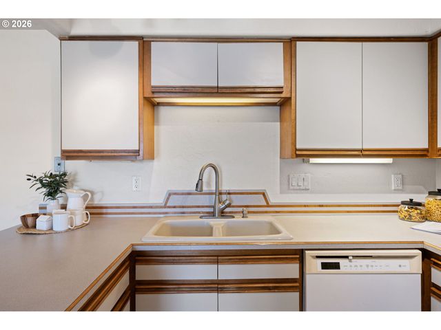 650 HARLOW Rd 248, Springfield, OR 97477