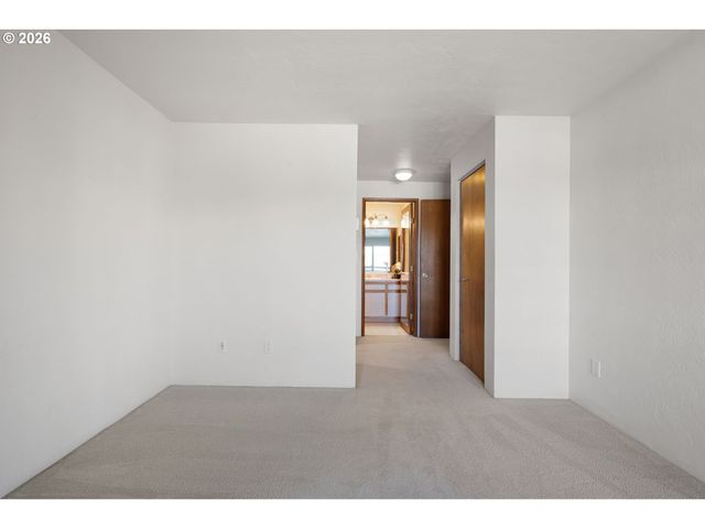 650 HARLOW Rd 248, Springfield, OR 97477