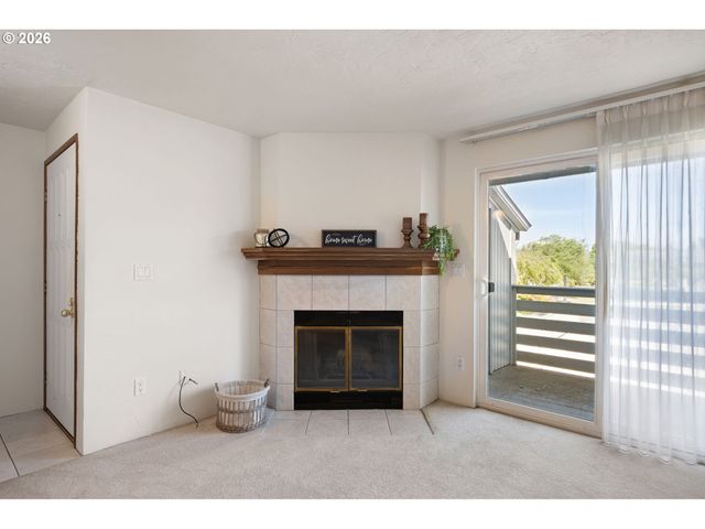 650 HARLOW Rd 248, Springfield, OR 97477