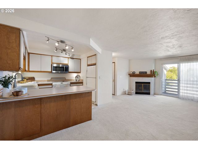 650 HARLOW Rd 248, Springfield, OR 97477