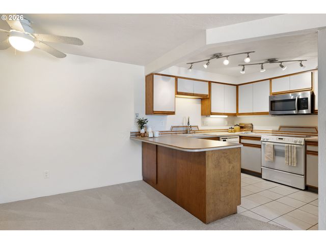 650 HARLOW Rd 248, Springfield, OR 97477