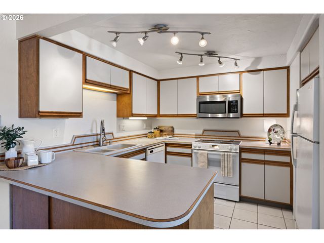 650 HARLOW Rd 248, Springfield, OR 97477