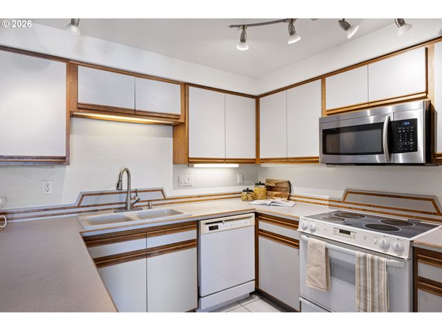 650 HARLOW Rd 248, Springfield, OR 97477