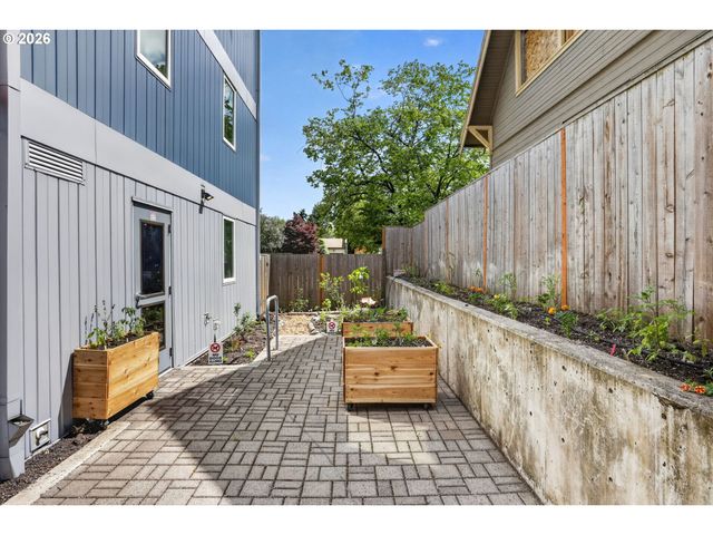 8120 N INTERSTATE Ave 204, Portland, OR 97217