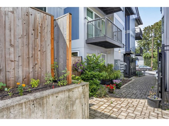8120 N INTERSTATE Ave 204, Portland, OR 97217