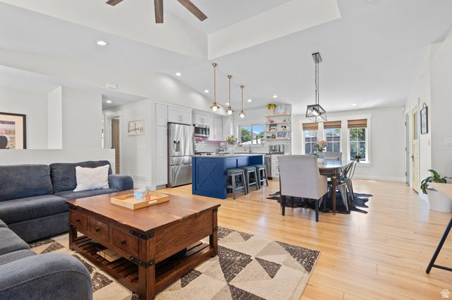 1040 E LARKSPUR DR, Sandy, UT 84094