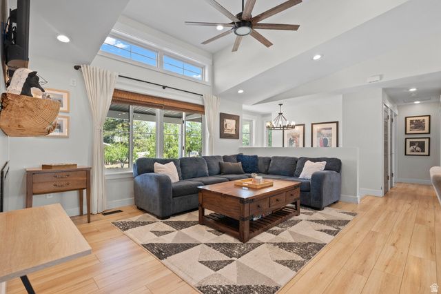 1040 E LARKSPUR DR, Sandy, UT 84094