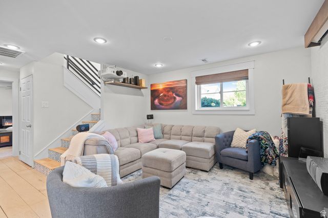 1040 E LARKSPUR DR, Sandy, UT 84094