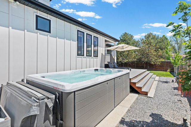 1040 E LARKSPUR DR, Sandy, UT 84094
