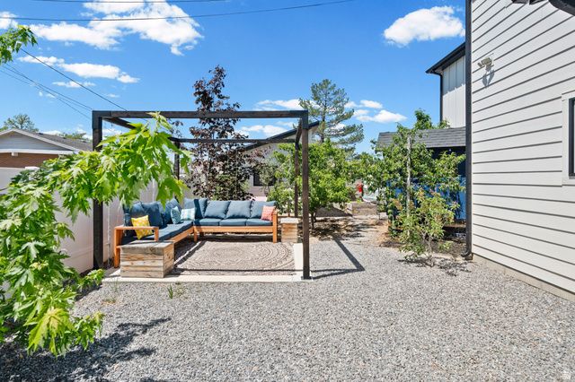 1040 E LARKSPUR DR, Sandy, UT 84094
