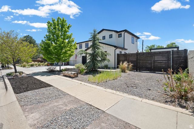 1040 E LARKSPUR DR, Sandy, UT 84094
