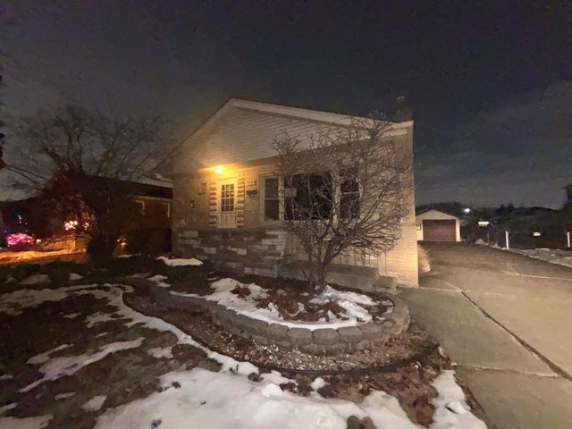 9215 S Hamlin Avenue, Evergreen Park, IL 60805