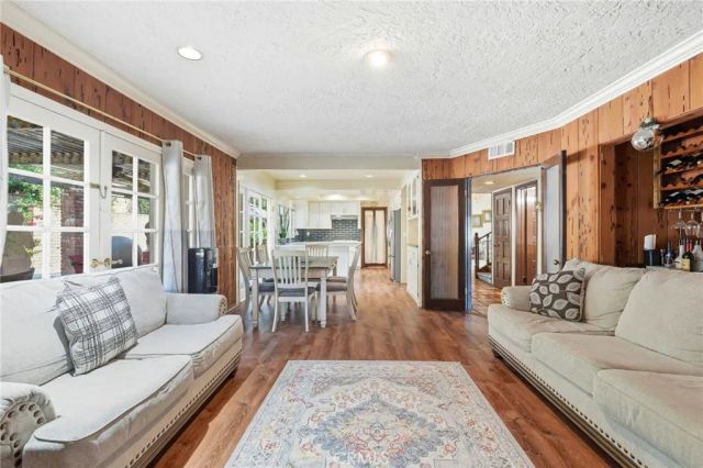 19122 Weston, Tarzana, CA 91356