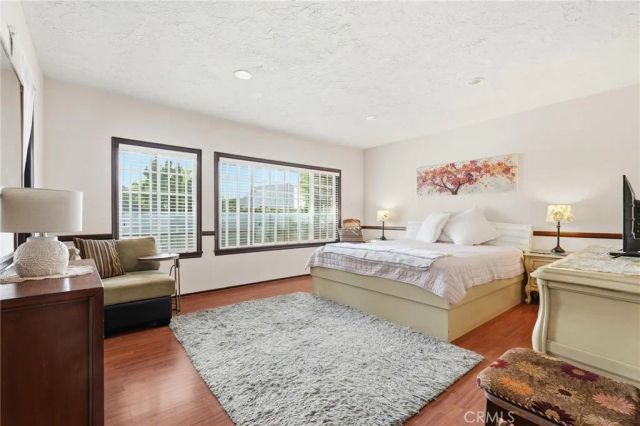 19122 Weston, Tarzana, CA 91356