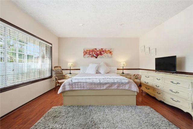 19122 Weston, Tarzana, CA 91356