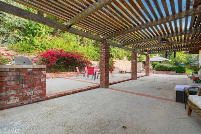 19122 Weston, Tarzana, CA 91356