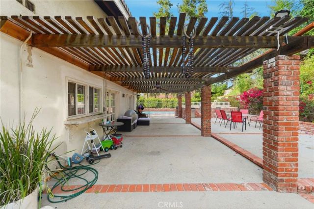 19122 Weston, Tarzana, CA 91356