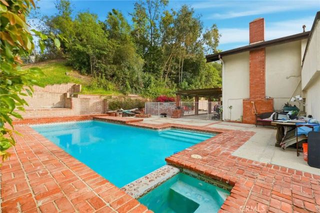 19122 Weston, Tarzana, CA 91356