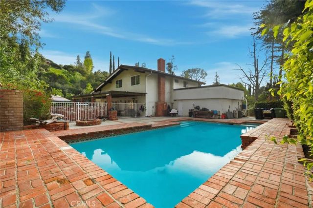19122 Weston, Tarzana, CA 91356