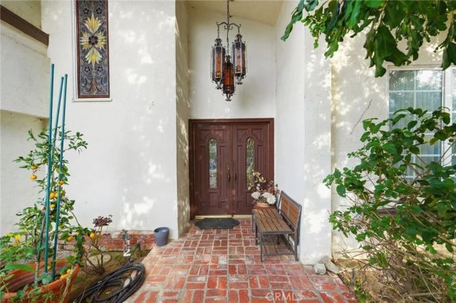 19122 Weston, Tarzana, CA 91356