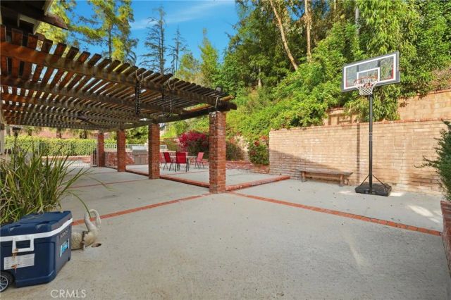 19122 Weston, Tarzana, CA 91356