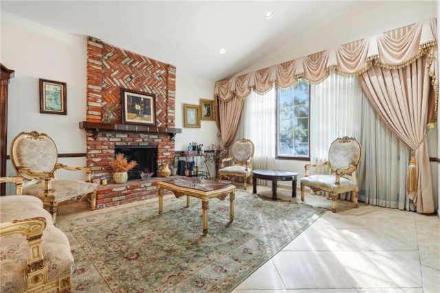 19122 Weston, Tarzana, CA 91356