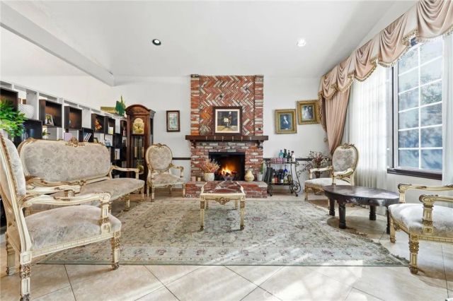 19122 Weston, Tarzana, CA 91356