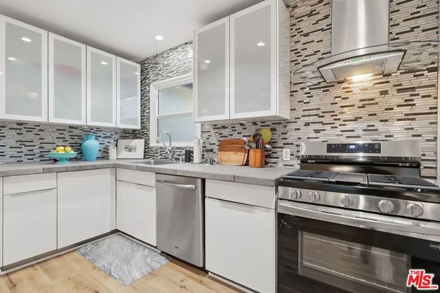 7870 Truxton Avenue, Los Angeles, CA 90045
