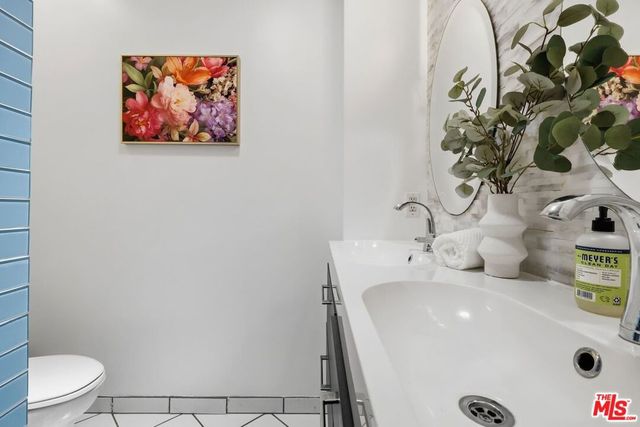 7870 Truxton Avenue, Los Angeles, CA 90045