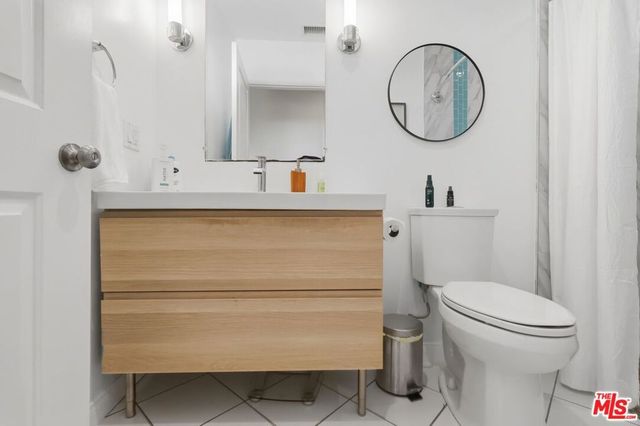 7870 Truxton Avenue, Los Angeles, CA 90045