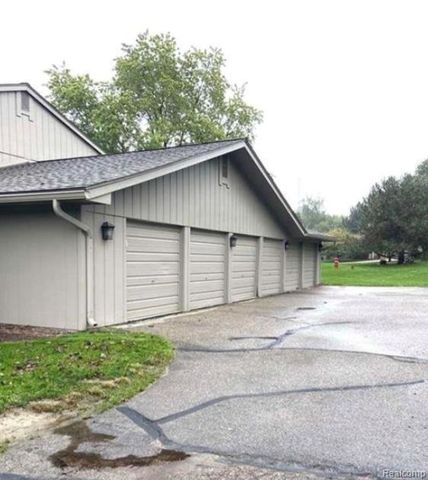 1867 Meadow Dale Court, Rochester Hills, MI 48309
