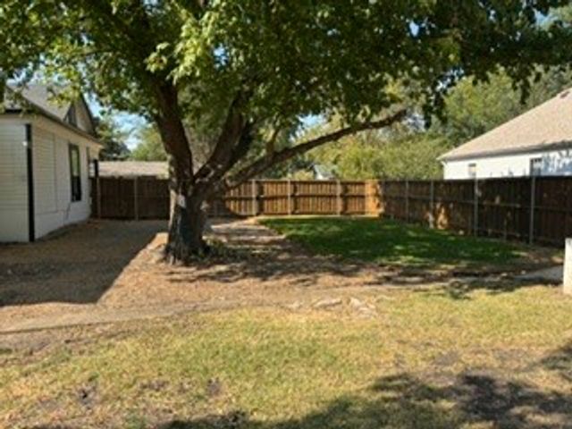 115 W Spruce Street, Whitewright, TX 75491