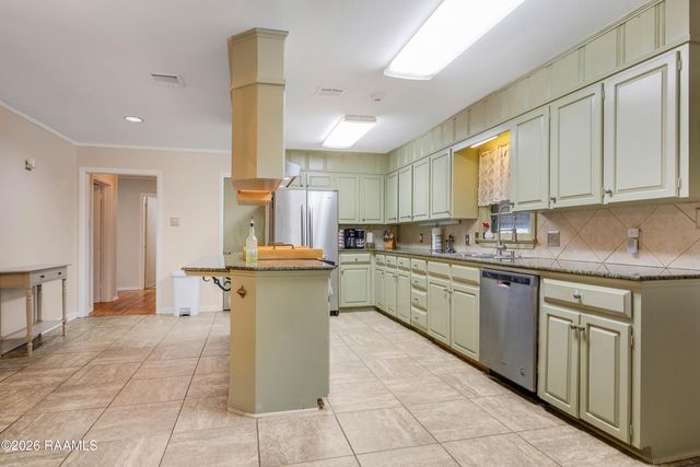 614 Loreauville Road, New Iberia, LA 70563