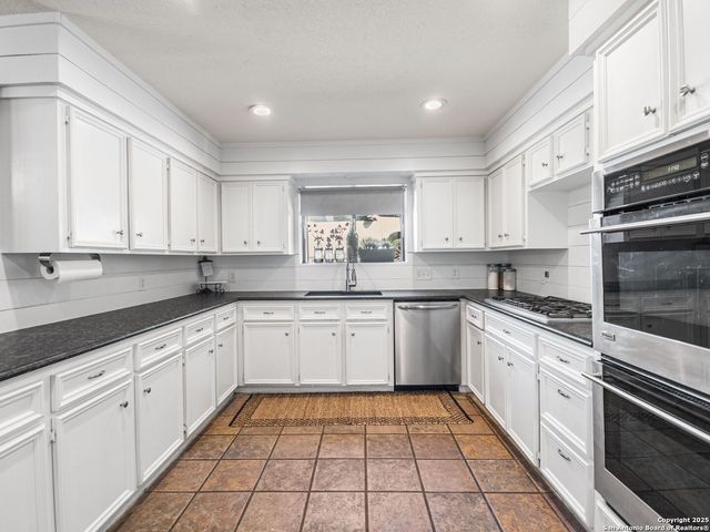 834 Candlewood Cir, New Braunfels, TX 78130