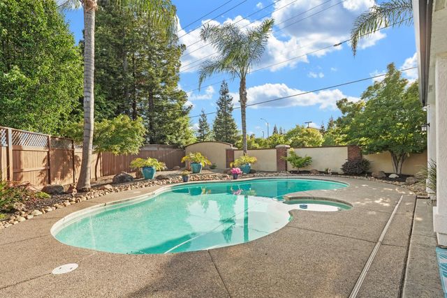 950 Cologne Ct, Lodi, CA 95242
