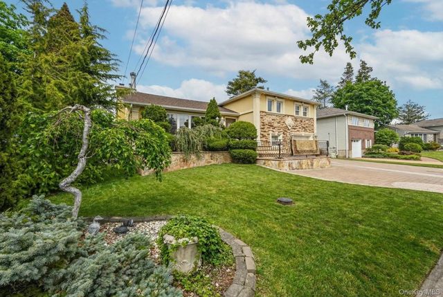 16 Tudor Road, Hicksville, NY 11801