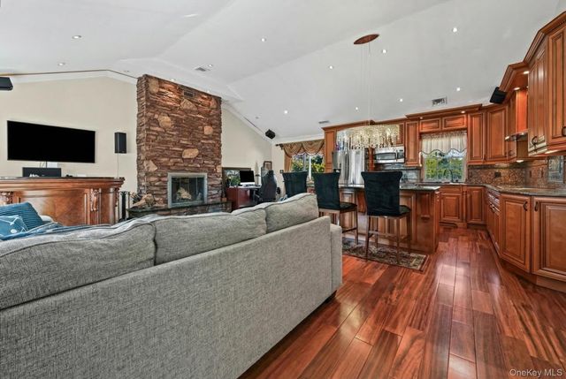 16 Tudor Road, Hicksville, NY 11801