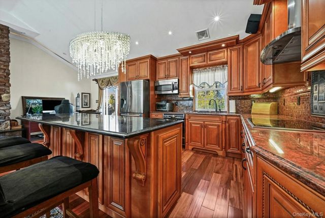 16 Tudor Road, Hicksville, NY 11801