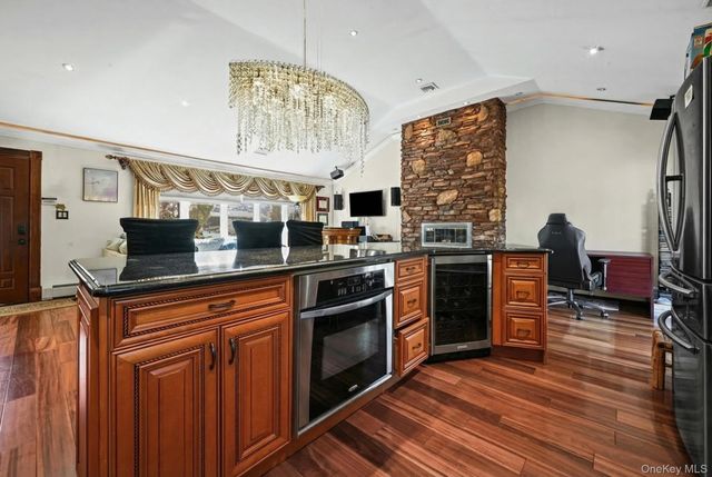 16 Tudor Road, Hicksville, NY 11801