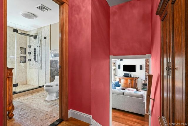 16 Tudor Road, Hicksville, NY 11801