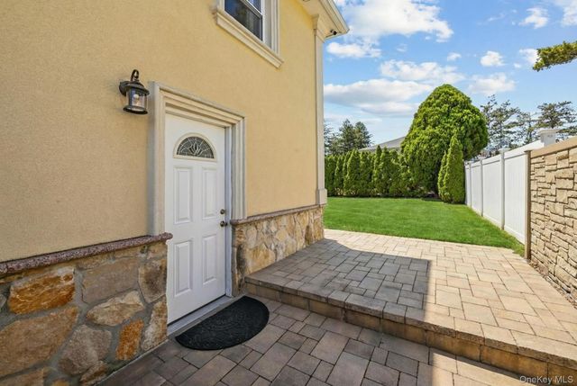 16 Tudor Road, Hicksville, NY 11801