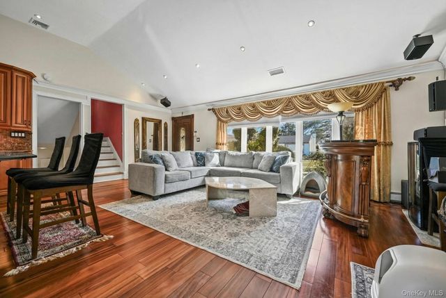 16 Tudor Road, Hicksville, NY 11801