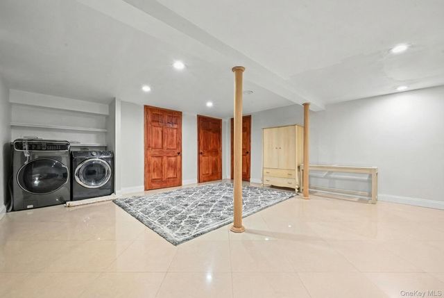 16 Tudor Road, Hicksville, NY 11801