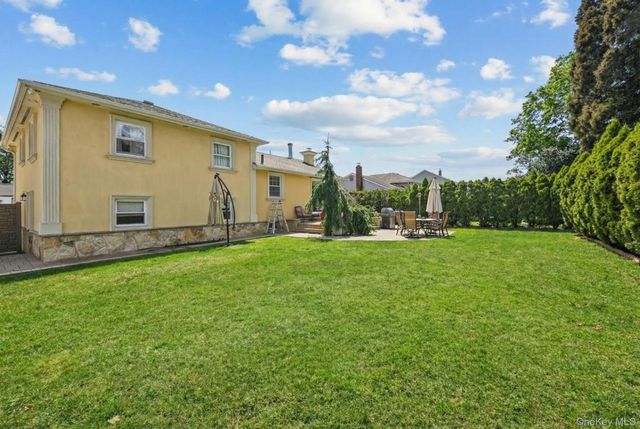 16 Tudor Road, Hicksville, NY 11801