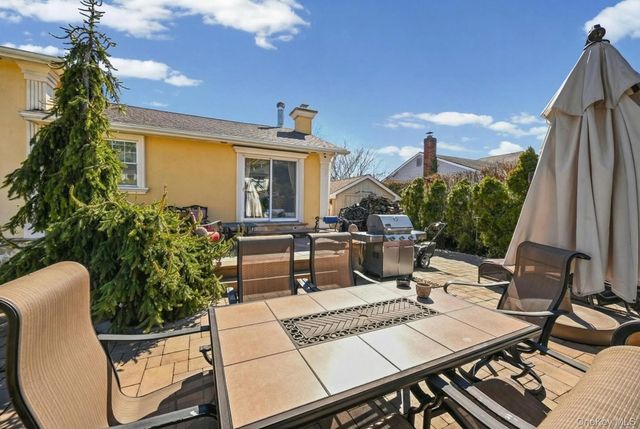 16 Tudor Road, Hicksville, NY 11801