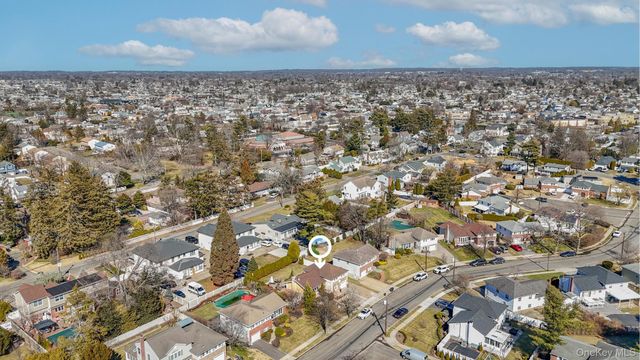 16 Tudor Road, Hicksville, NY 11801