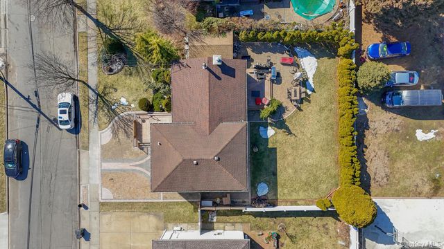 16 Tudor Road, Hicksville, NY 11801