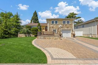 16 Tudor Road, Hicksville, NY 11801