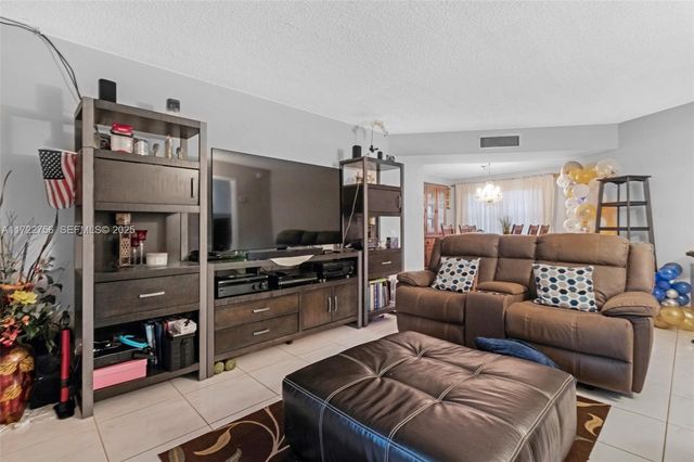 4000 NW 44th Avenue 205, Lauderdale Lakes, FL 33319